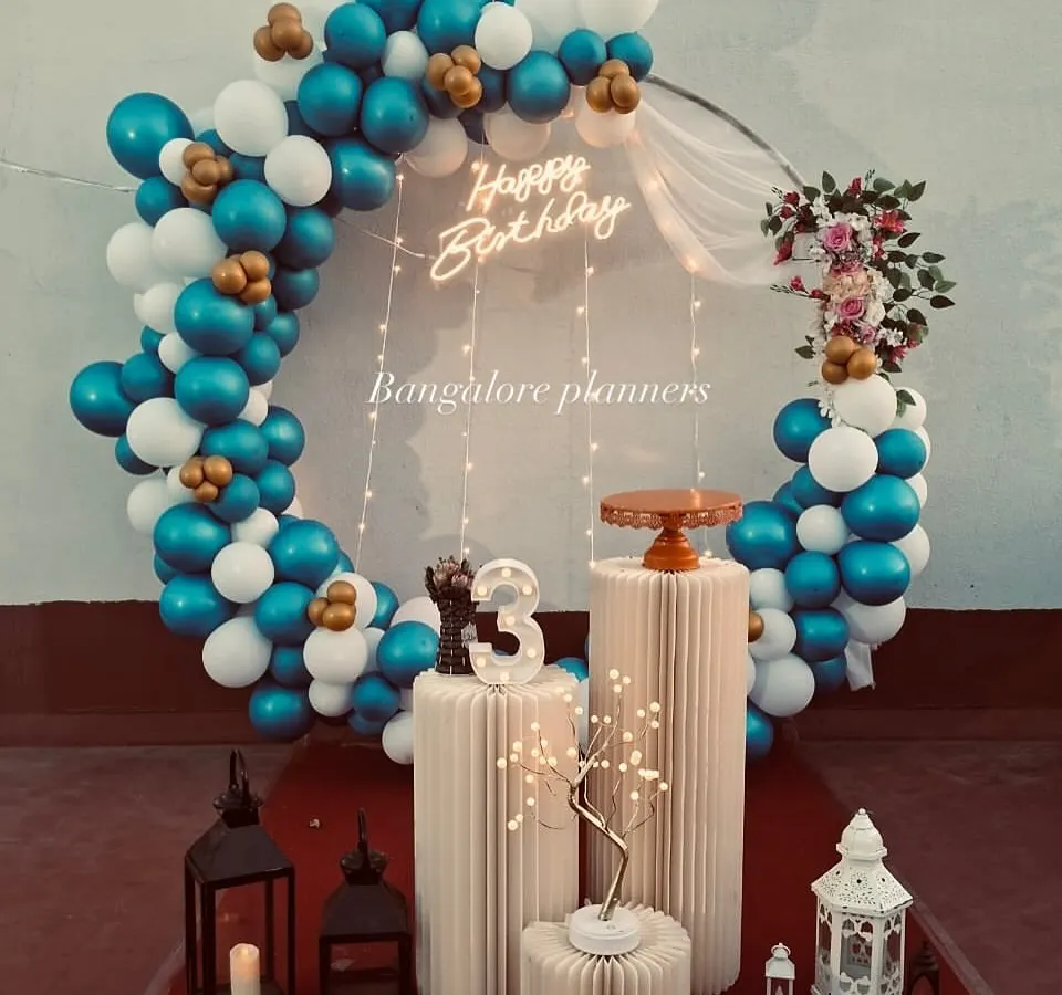 From elegant to playful, I design birthday backdrops that become the centerpiece of your celebration. This full-circle balloon arch in blue, white, and gold adds a touch of class to any party.