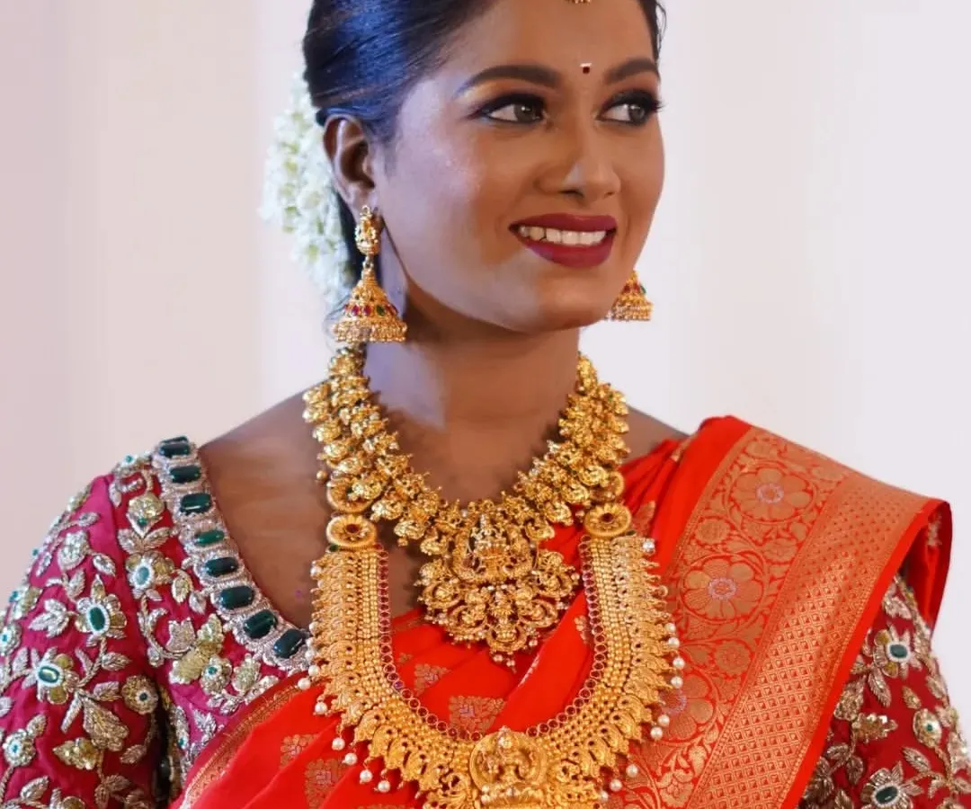 I love creating the perfect South Indian bridal look. This is all about celebrating tradition with radiant skin, bold eyes, and lips that complement the beautiful silk saree and temple jewelry. The goal is a divine glow that makes you feel like a queen.