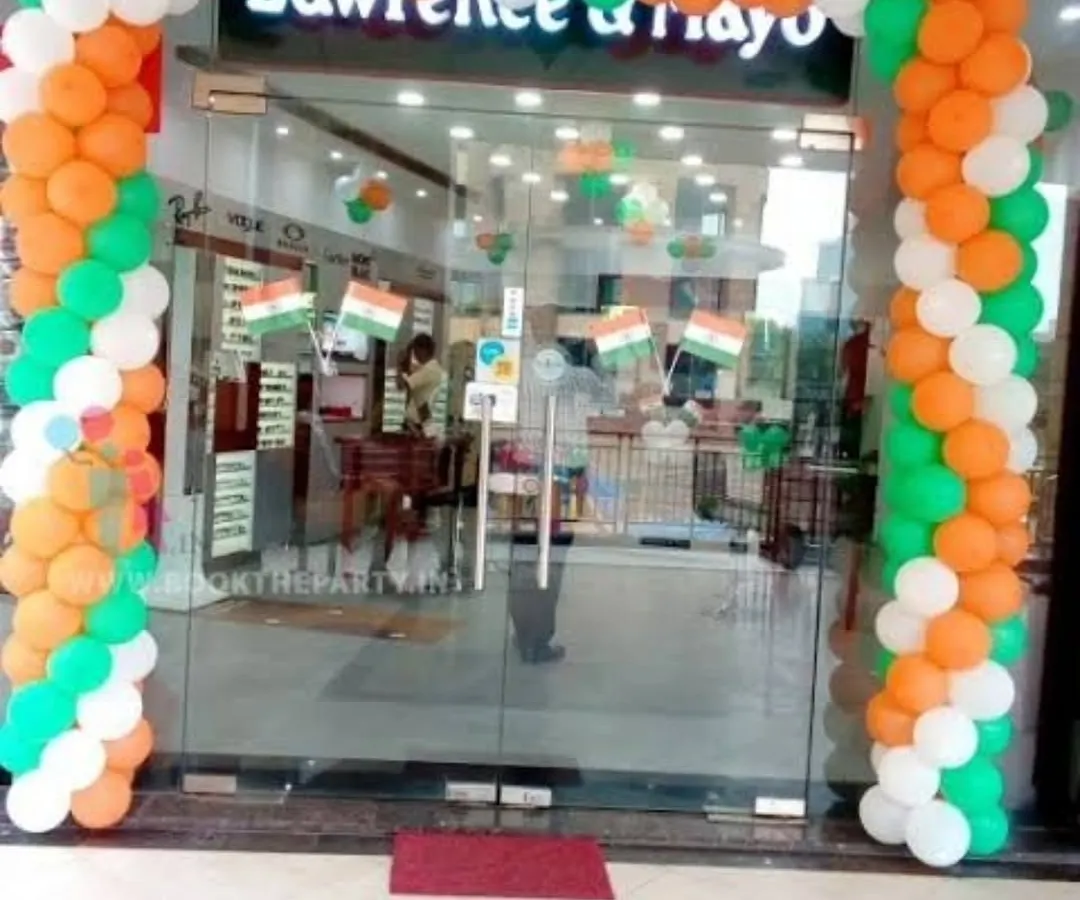 I create grand entrances for new businesses with eye-catching storefront decorations. This full balloon arch in a patriotic theme for an Independence Day celebration at Lawrence & Mayo helps attract footfall and makes your grand opening an event to remember.