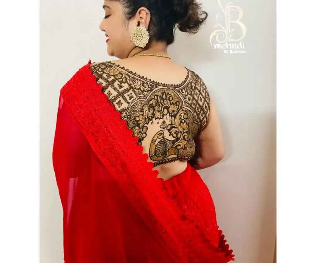 Mehndi is not just for hands. I love creating unique body art, like this intricate back piece featuring a beautiful peacock design surrounded by a geometric jaal pattern. It’s a bold and beautiful way to adorn yourself for any celebration.
