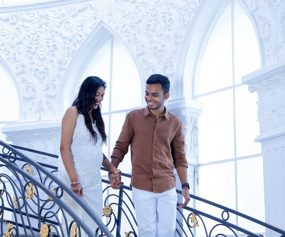 A beautiful, candid moment captured as a couple descends a grand staircase. We love using stunning architectural backdrops to create elegant and timeless pre-wedding portraits that feel both natural and breathtaking.