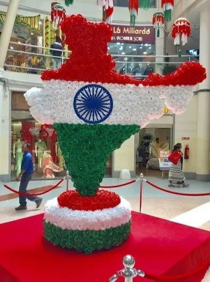 For a large-scale Independence Day event in a public mall, I created this impressive map of India using thousands of saffron, white, and green flowers. It stands as a grand centerpiece, perfect for patriotic celebrations.