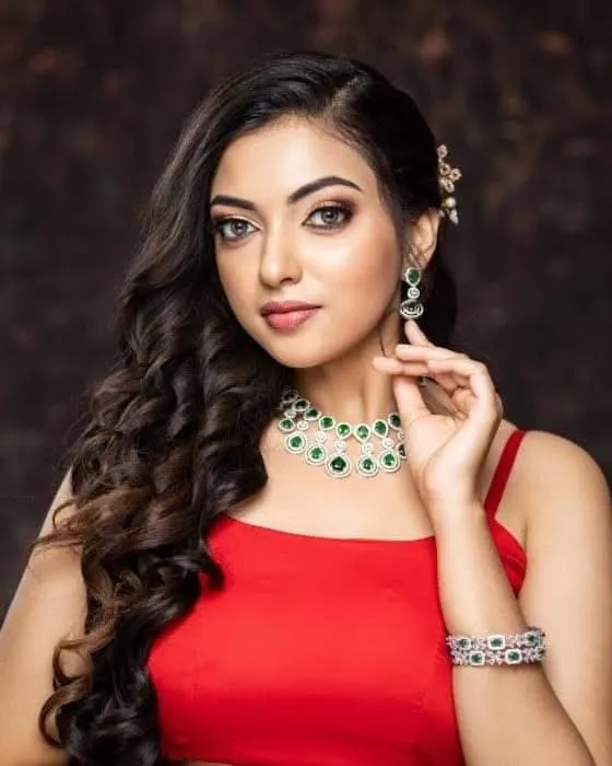 I love how this elegant green stone jewellery set elevates a simple red dress. This is a perfect example of a modern statement piece that works beautifully for a party or a special evening out. The set includes a matching necklace, earrings, and a delicate bracelet.