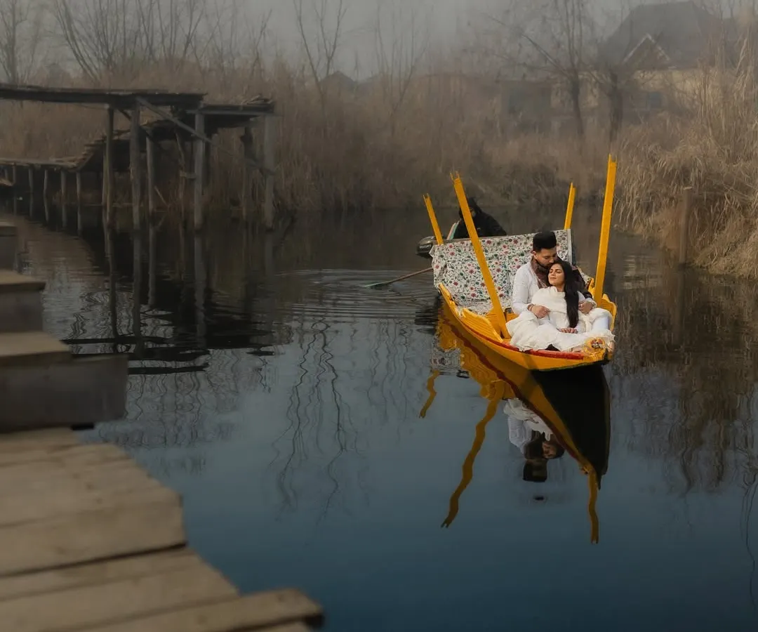 A quiet moment on Dal Lake. We believe your love story deserves a backdrop as serene and beautiful as your connection. This pre-wedding shoot in Kashmir was all about capturing the peaceful, poetic romance of the couple against the misty waters.