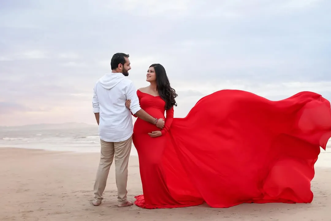 For the mama-to-be who wants to feel like a queen. This dramatic beach maternity session captures the power and beauty of pregnancy against the epic backdrop of the sea. A truly unforgettable portrait.