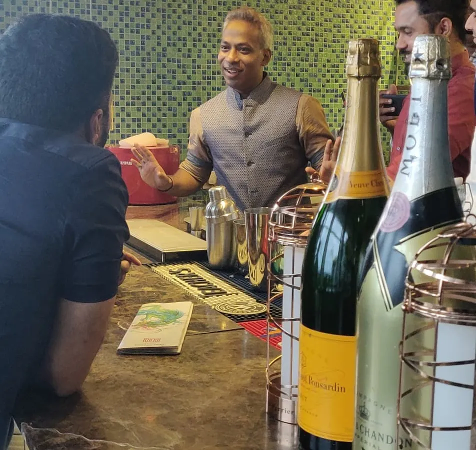 The best learning happens live. Here, we are conducting an interactive mixology session, focusing on classic techniques and the small details that elevate a guest's experience.