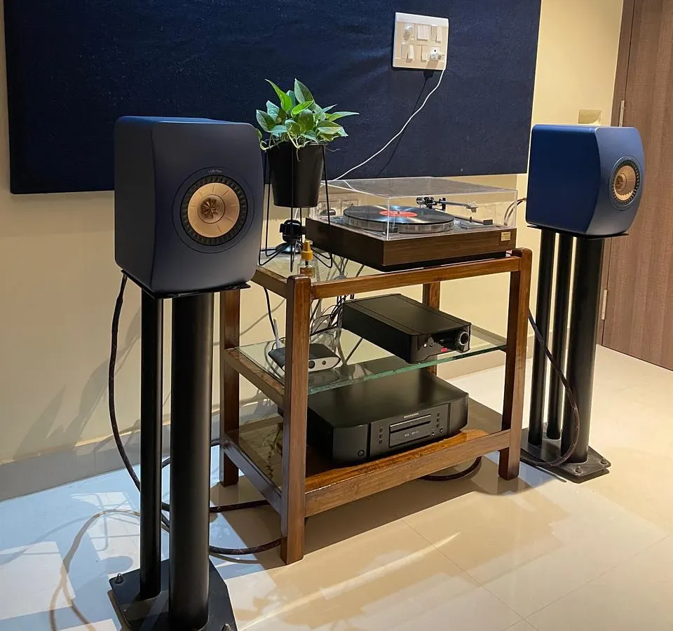 A beautiful shot of a KEF LS50 Meta bookshelf speaker setup I delivered for a client in Assam. This system, paired with a turntable, is all about pure, unadulterated two-channel audio. It proves that you don't need a room full of equipment to achieve an incredible soundstage and a deep connection with your music.