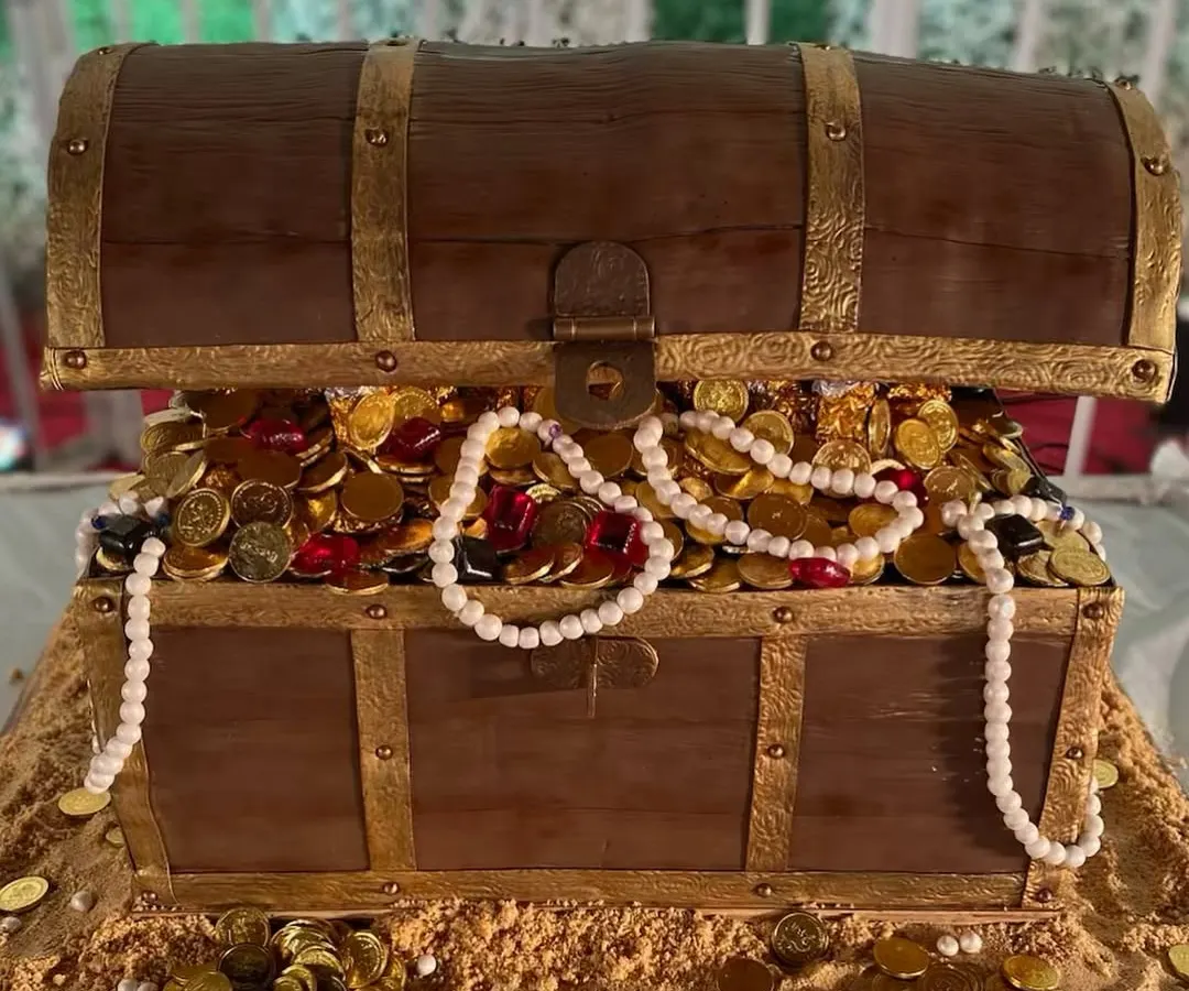 This edible treasure chest was one of my biggest and most exciting challenges! Every single detail, from the chest to the gold coins and pearls, is completely handmade and ready to be devoured.