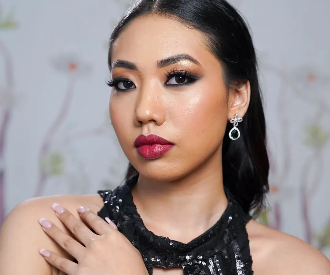 This is the final touch that completes any glamorous look. Notice how the full, fluttery lashes open up the eyes, adding drama and definition without looking heavy. This is perfect for special events or when you just want to feel extra radiant.