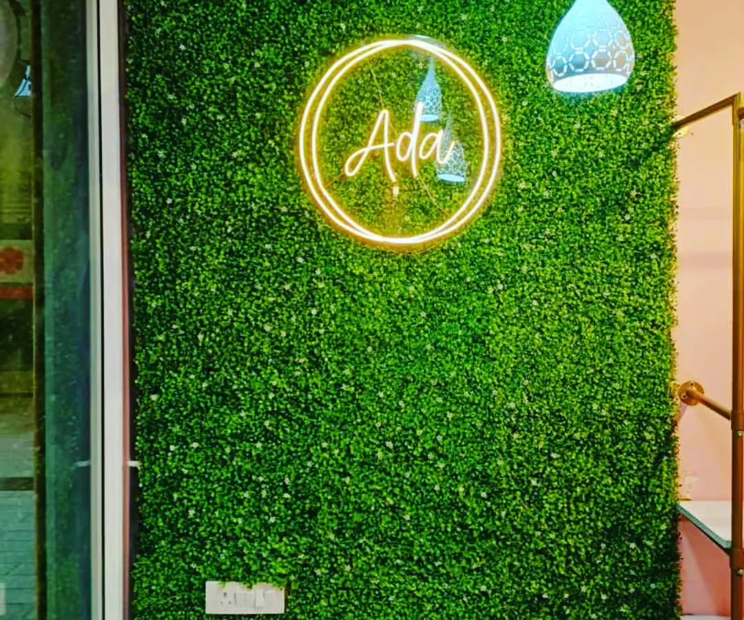 This is an example of a custom green wall I created for a commercial shop. I can integrate your brand's name or logo using neon or other lighting, turning a simple wall into a memorable photo spot for your customers. It's a popular choice for retail stores, salons, and office reception areas.