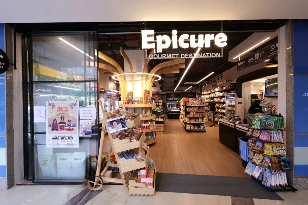 For the Epicure Gourmet Destination in Gurgaon, the goal was to design an entrance that is both welcoming and reflective of the premium brand. The warm lighting, natural wood elements, and clear signage work together to invite customers in and begin their luxury shopping journey from the moment they arrive.