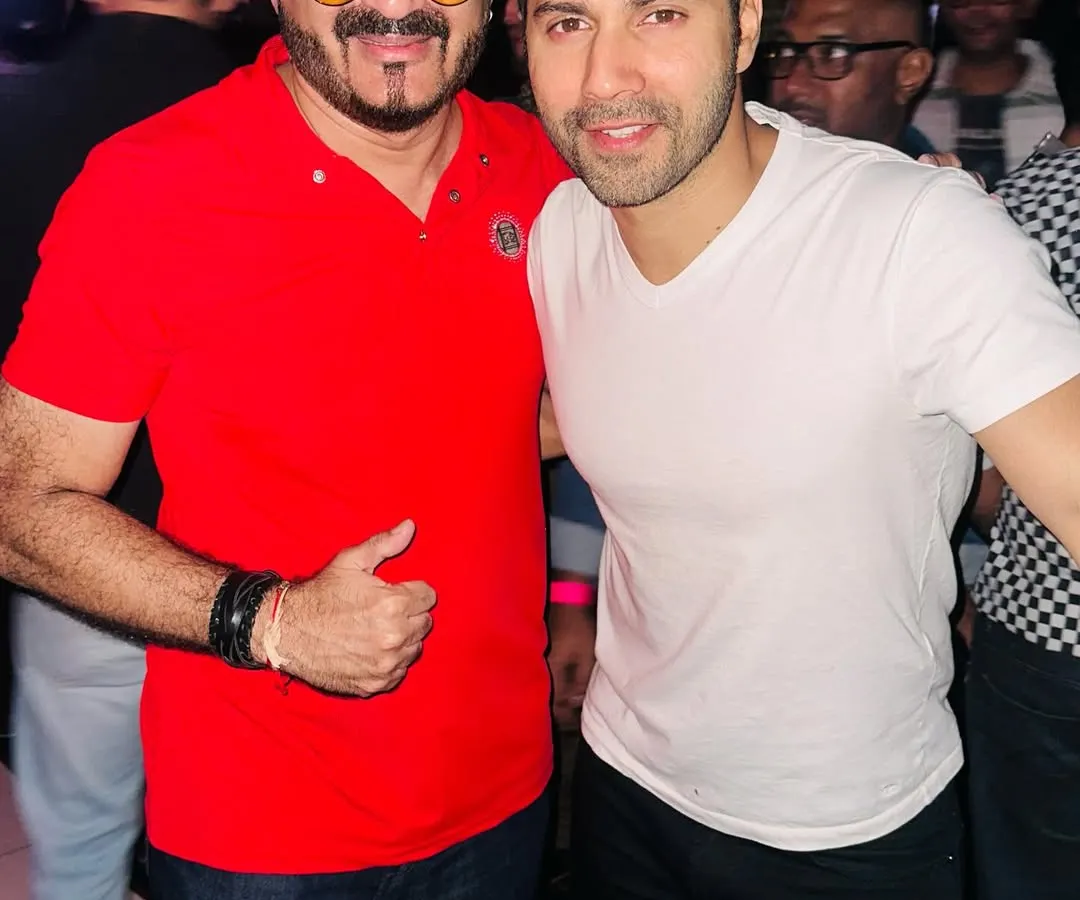 It's always a pleasure when the stars align. Here I am with the super talented Varun Dhawan, who dropped by for my Chitrahaar Night at Radio Bar. The energy was just awesome!