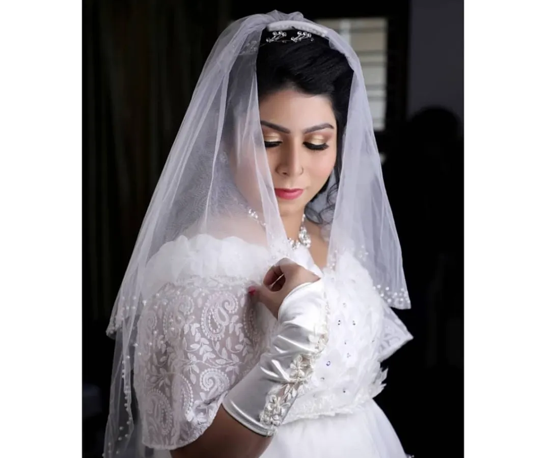 For my Christian brides, I love creating looks that are absolutely divine and ethereal. This makeover features a soft, shimmering eye and a classic pink lip, designed to complement the elegance of a white gown and veil. It’s all about timeless beauty.