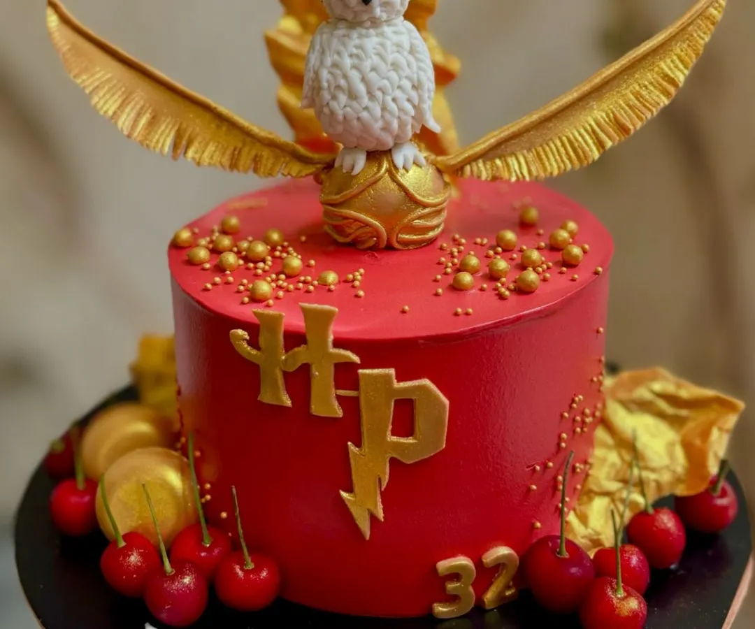 Calling all Potterheads! Creating this magical Harry Potter themed cake, complete with a hand-sculpted Hedwig and a golden snitch, was an absolute dream. I love bringing your favorite fandoms to life with these fun, custom designs.