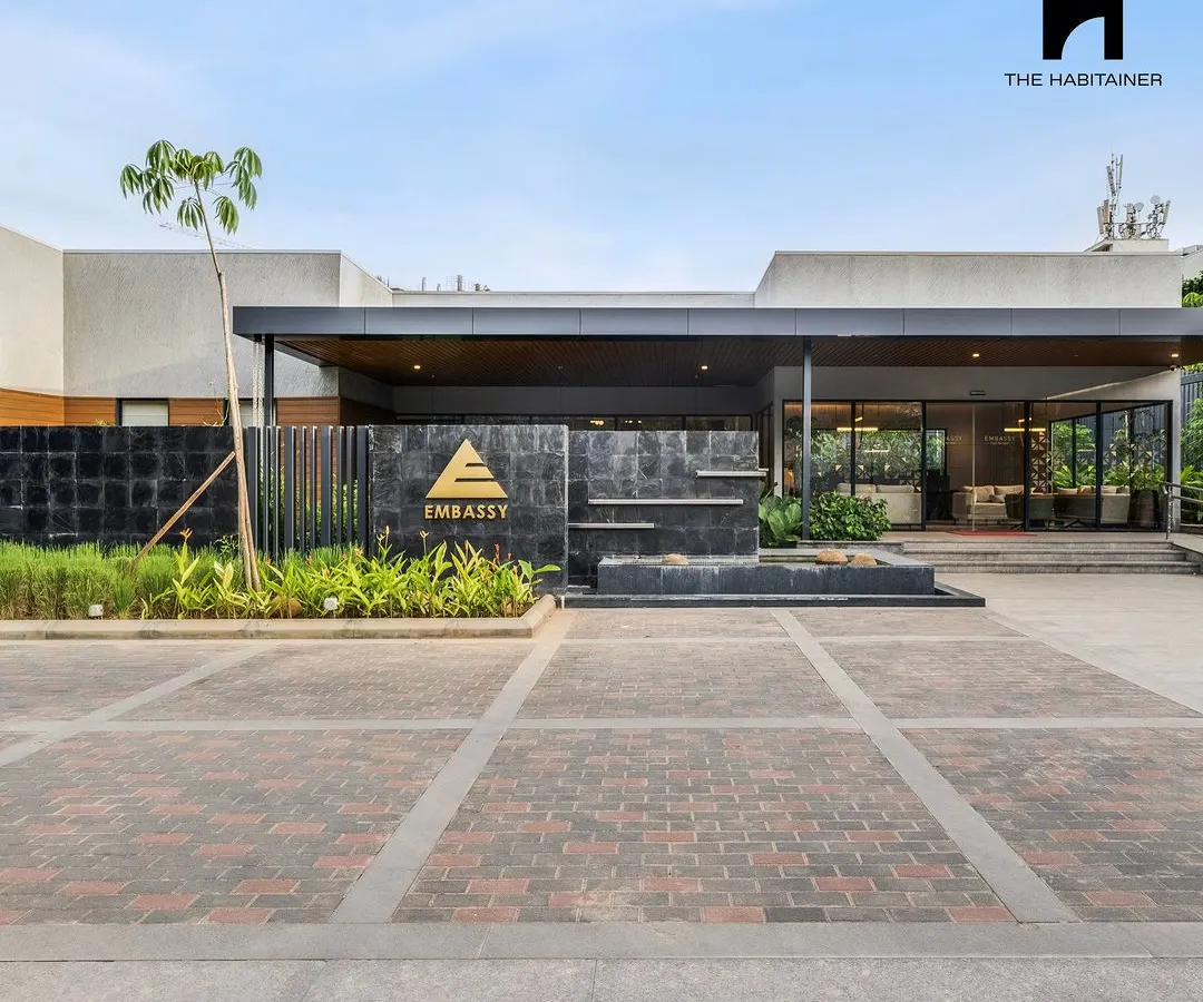 This is the state-of-the-art luxury marketing office we delivered for the Embassy Group. Built with prefabricated steel, its modern architecture and premium finish showcase our ability to create high-end commercial spaces that make a statement.