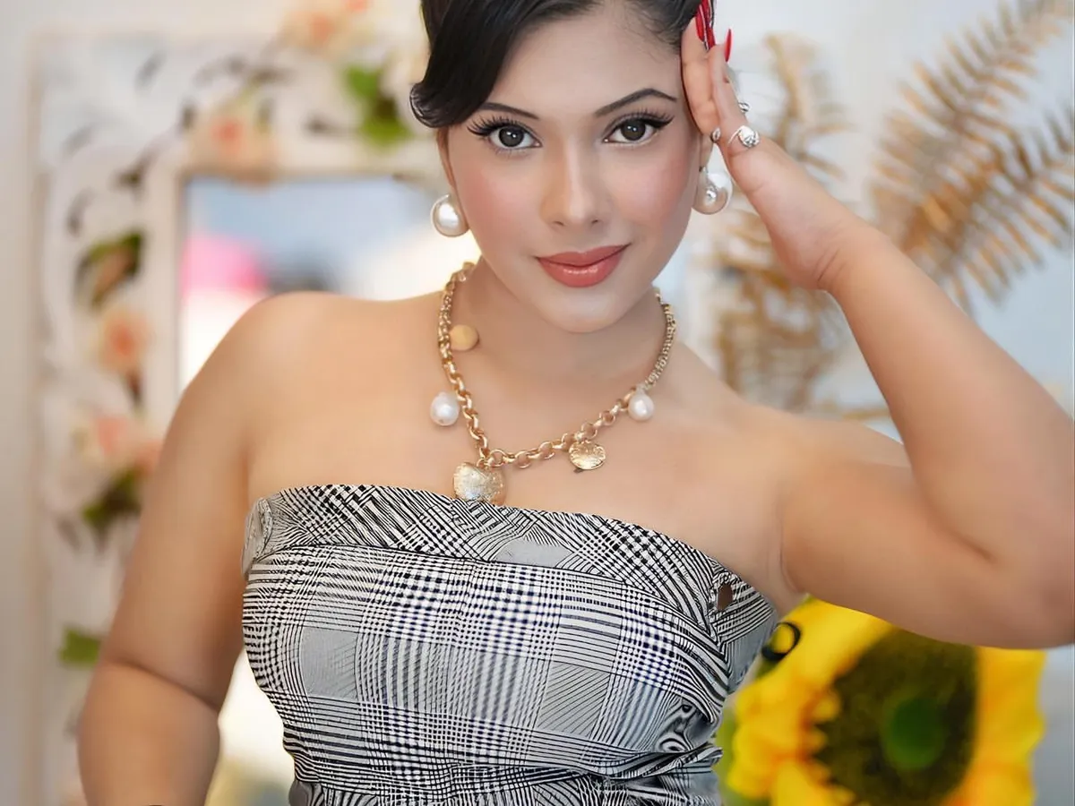 For a touch of Parisian chic, I styled this plaid tube top with a classic high bun and pearl accessories. This look is all about exuding confidence and elegance, perfect for a sophisticated evening out or a special brunch.