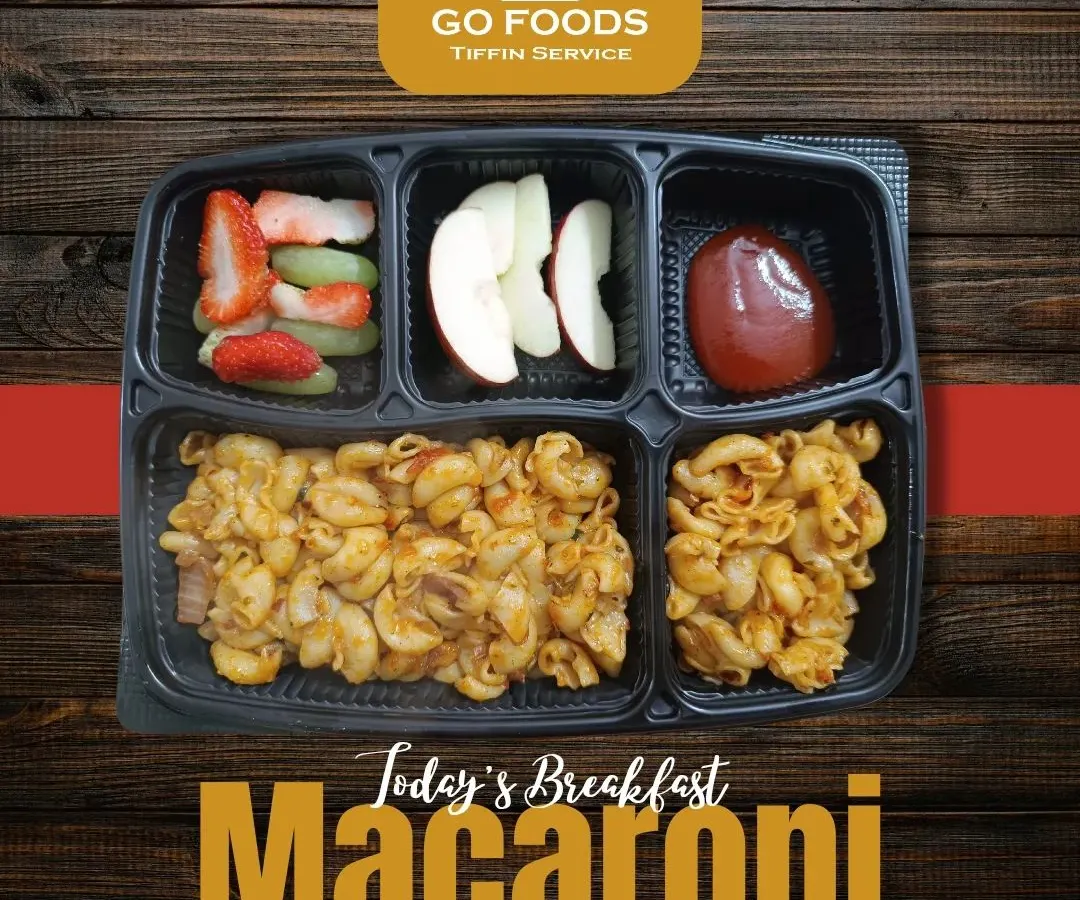 Here is a look at one of my packed meals featuring homemade macaroni, perfect for a child's birthday party or a casual get-together. I always include a side of fresh, seasonal fruits to ensure every meal is balanced and wholesome.