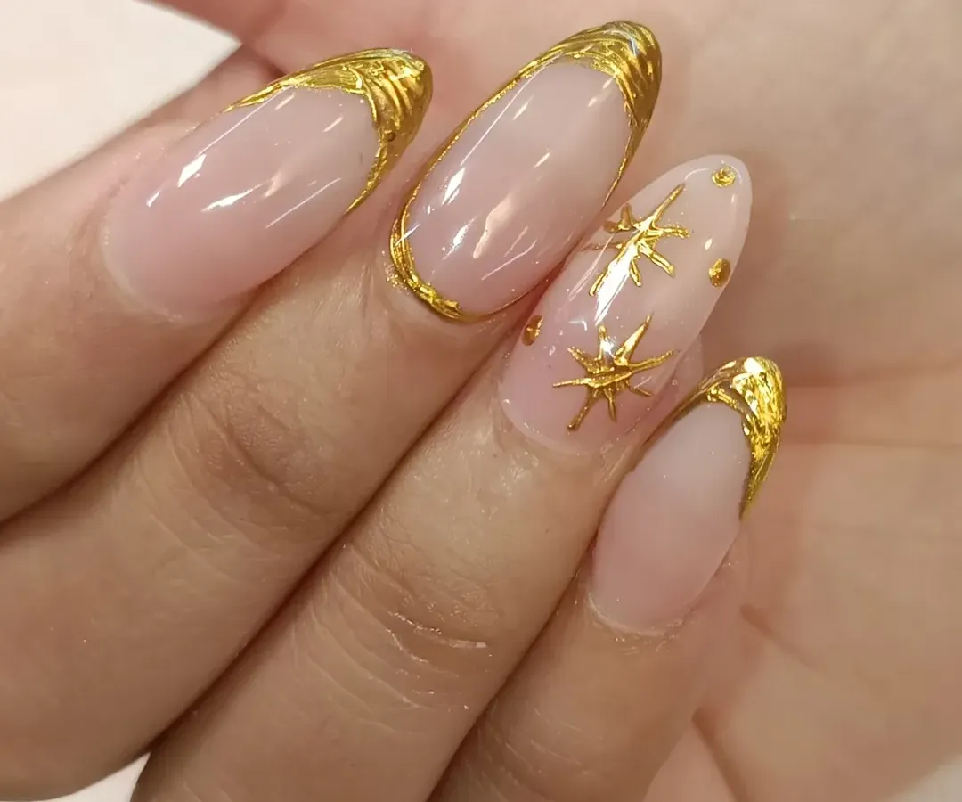 I’m obsessed with how this set turned out. These are long, almond-shaped gel extensions with a modern take on the French manicure, using bold gold chrome for the tips and delicate 3D star embellishments for that extra sparkle.