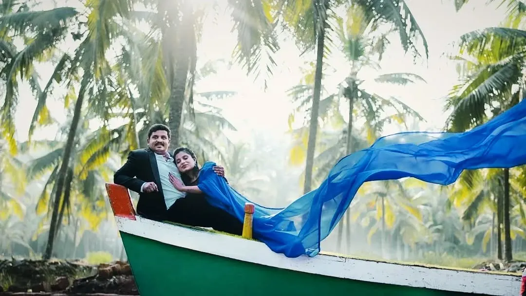 My signature flying saree brings a dramatic, modern twist to a traditional look. The vibrant blue fabric catching the wind on the water creates such a breathtaking shot, perfect for couples who want something unique and beautiful.