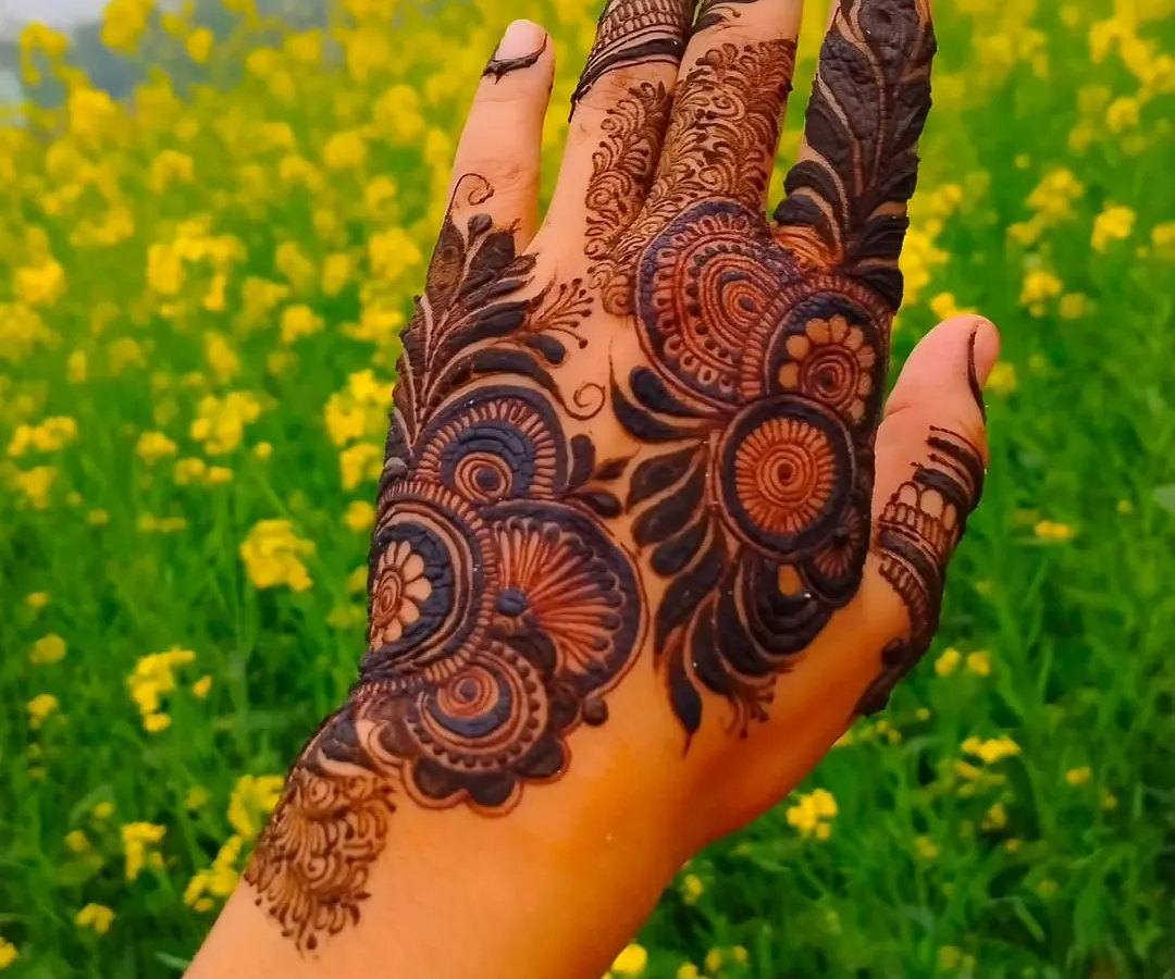 I love the flow of Arabic henna. This design combines bold paisley and floral elements with delicate shading, creating a look that is both striking and elegant against the beautiful backdrop. It's a popular choice for festivals like Eid.