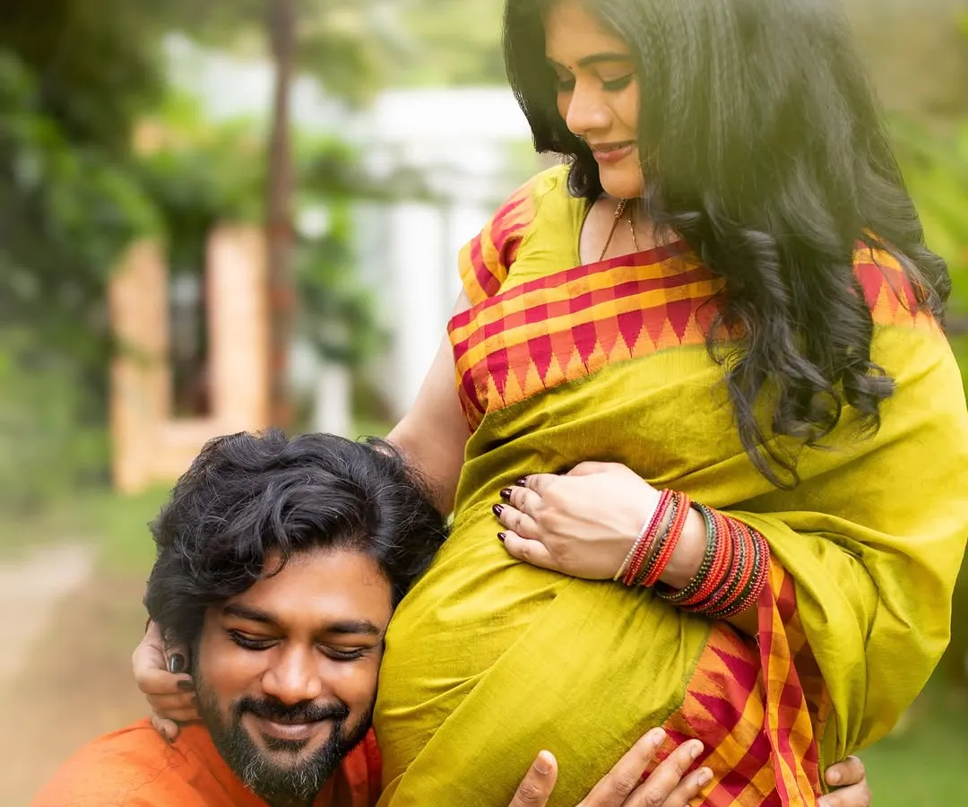 A quiet moment of connection that speaks volumes. I love capturing these gentle interactions between partners, like this one where he listens to the baby bump. It’s these unscripted, heartfelt memories that become the most cherished parts of your maternity story.