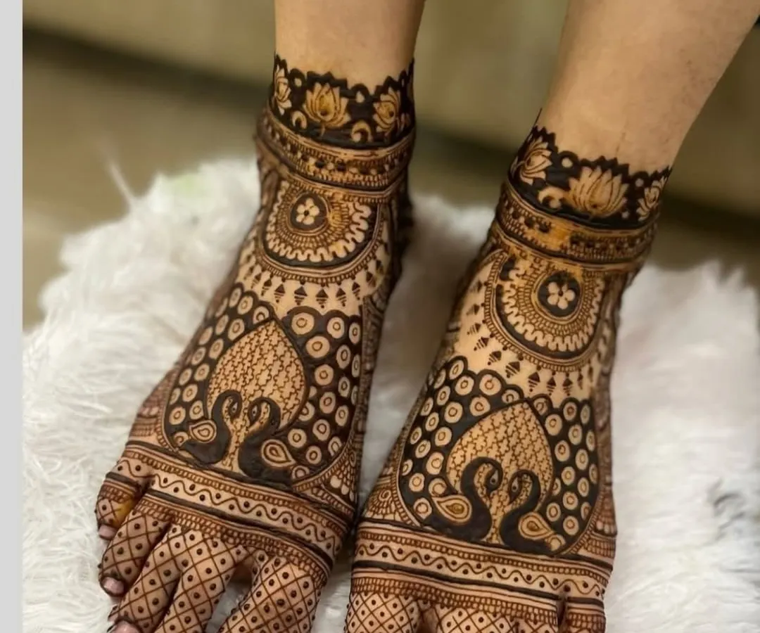 Your feet deserve beautiful art too. This is a full coverage bridal foot mehandi featuring intricate peacock motifs and fine net patterns, ensuring you look stunning from head to toe.