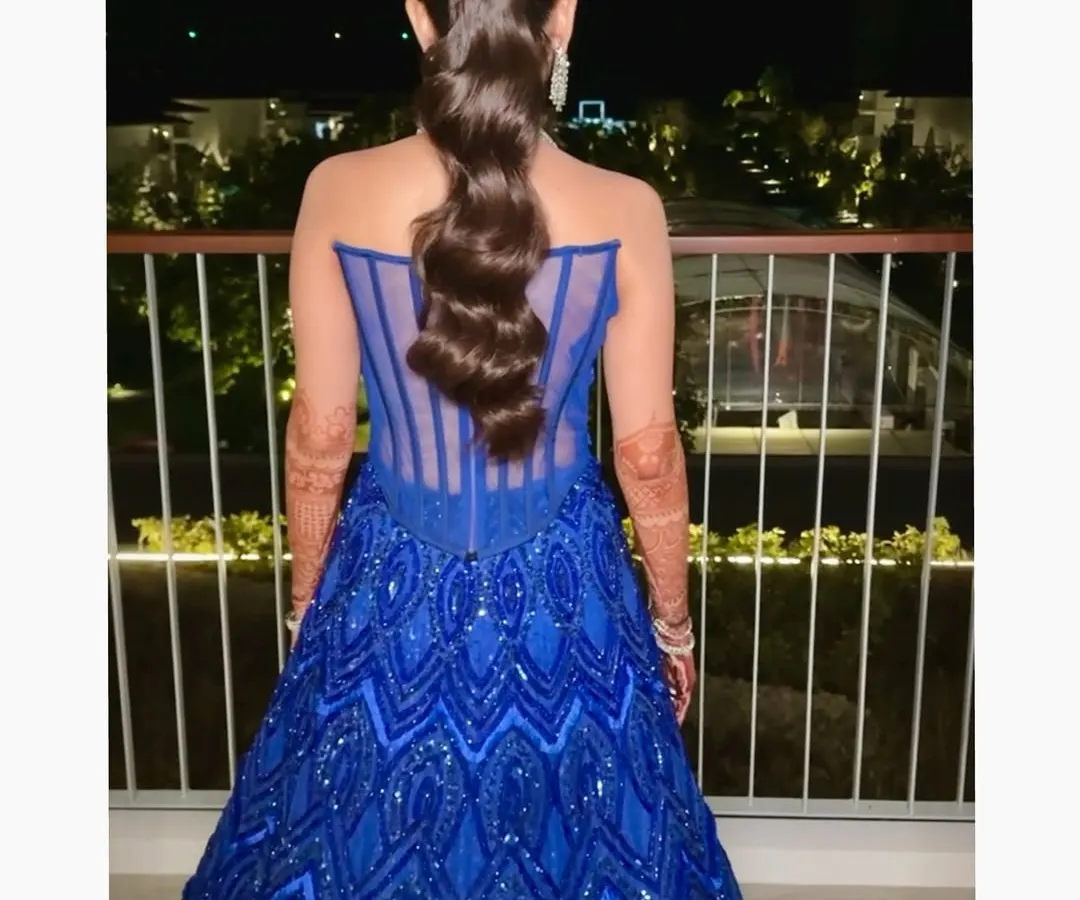 Here is a detailed look at one of my signature wavy ponytails. I focus on creating deep, uniform waves that give the ponytail incredible volume, movement, and a super polished finish, perfect for a glamorous cocktail night.