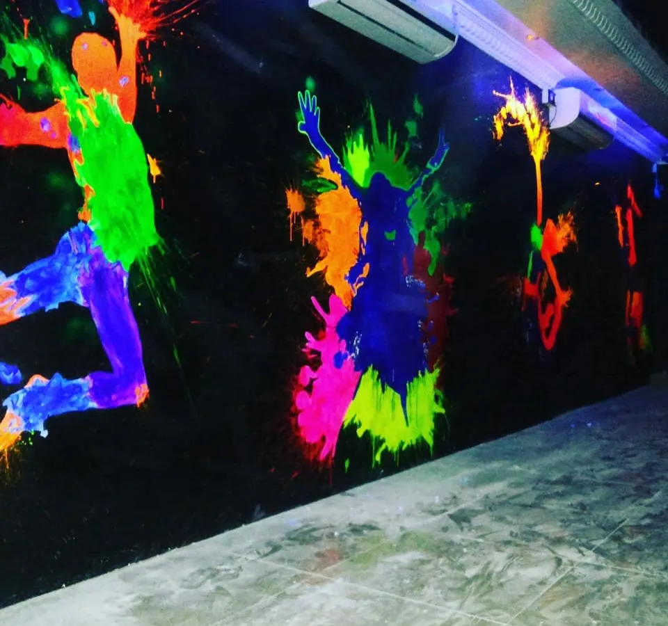 For this project, we used special UV paints that come alive under blacklight. This technique is perfect for creating an electrifying atmosphere in cafes, clubs, or entertainment zones.