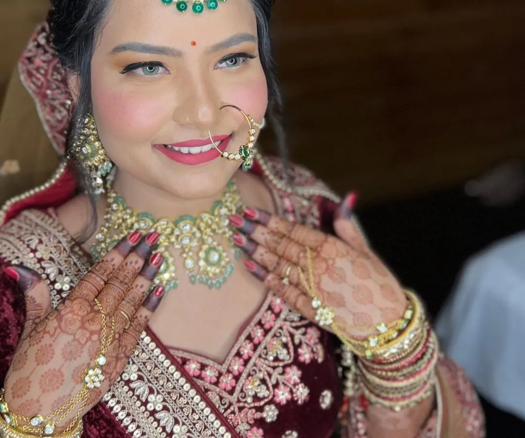 Here is my lovely bride, a 'Mumbaichi mulgi' who dreamed of a quintessential Rajasthani bridal look for her Pheras. Her smile says it all. We achieved this regal style with flawless skin, soft eyes as she requested, and traditional Jadau jewellery.