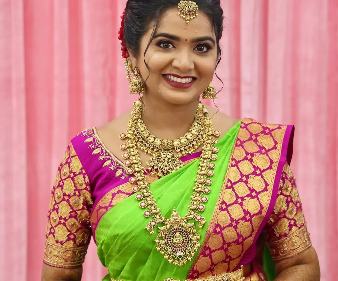 I love how this bride glows in our antique bridal set. The combination of the choker, long haaram, and matching waist belt creates a complete and regal muhurtham look, perfect for a traditional South Indian ceremony.
