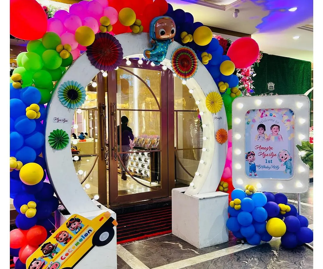 The party starts at the entrance. Here’s a vibrant Cocomelon themed welcome arch, complete with character cutouts and a personalized light-up sign. I design these arches to build excitement from the very first step.
