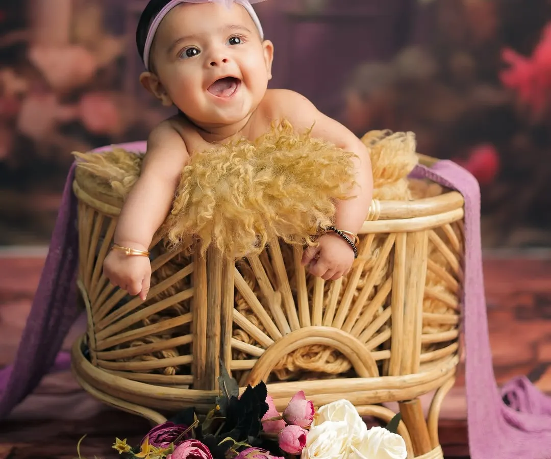 Capturing the pure, unfiltered joy of a baby is my specialty. This little one's bright, happy expression, framed by soft florals and rustic props, shows how I create a comfortable and fun atmosphere for sitter sessions.