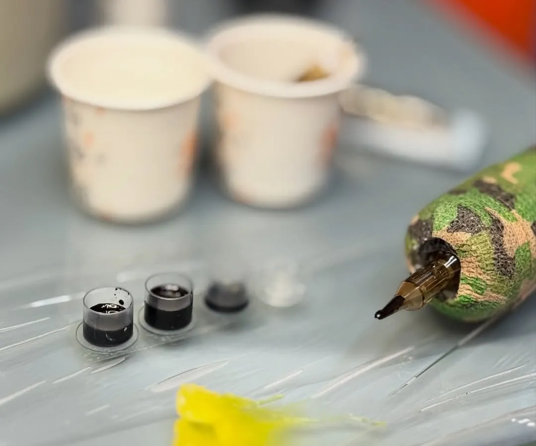 These are the tools I use to tell your story. Here you see the specialized, tested ink for ephemeral tattoos ready in sterile cups, alongside my professional coil machine. Every element is chosen to ensure the process is authentic and the result is a beautiful, commitment-free piece of art that fades naturally over time.
