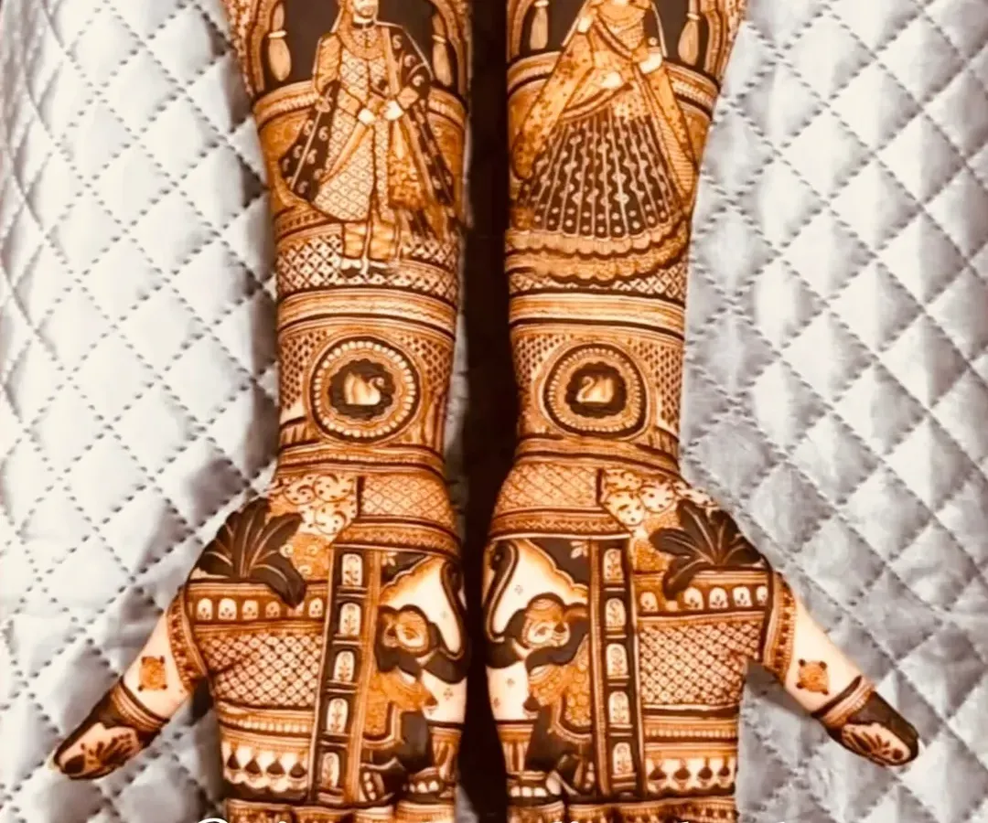 For a truly royal bridal look, I create full-length portraits of the bride and groom in their wedding attire. This design shows them under ornate jharokhas, making them the centerpiece of the art, just as they are the center of the wedding.