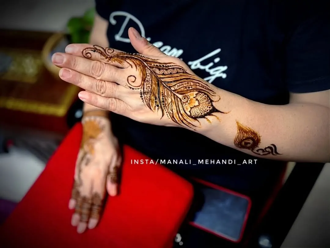 I love it when clients ask for something unique. This feather mehandi design was a special request, showing how I can create modern and personalized art that goes beyond traditional patterns.