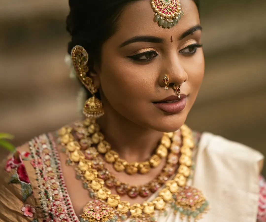 I absolutely love creating timeless looks for my dusky skin brides. For this traditional South Indian bridal look, I focused on creating a flawless base that matches her skin tone perfectly, paired with classic gold jewelry and a soft, elegant eye makeup that lets her natural beauty shine.