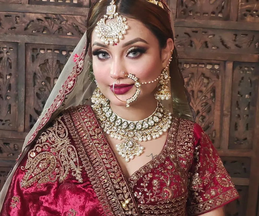 A close-up of a classic bridal look. Notice the detail in the heavy Kundan jewellery set, the fine embroidery on the velvet blouse, and the flawless makeup. This is the quality that gets you noticed.