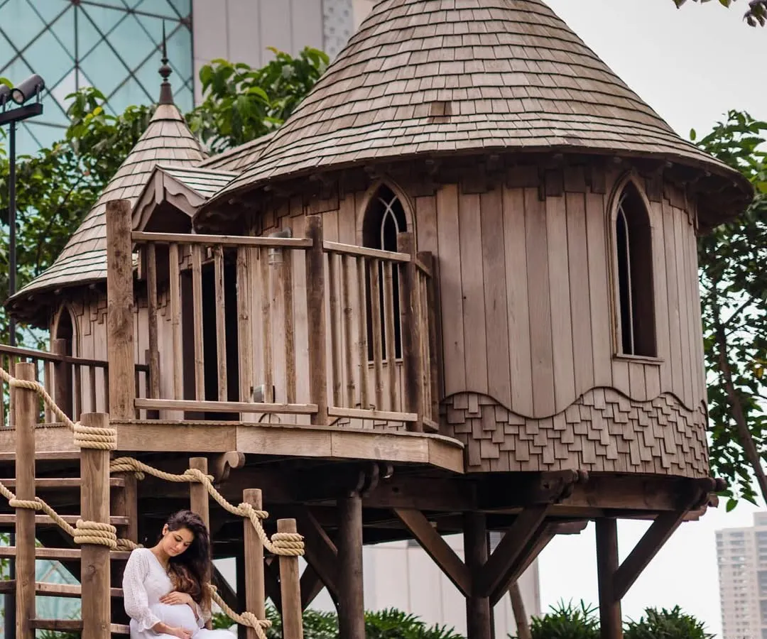 For this maternity portrait, we found this incredible treehouse that added a touch of magic and wonder. I love incorporating unique locations into my photoshoots to tell a more personal story. Here, an expectant mother sits peacefully, creating a beautiful and serene pregnancy portrait.