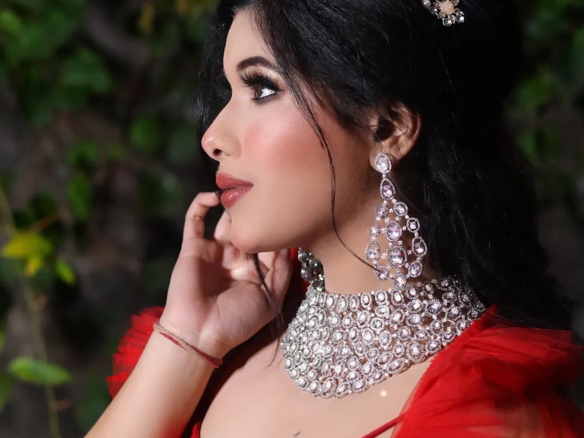 Creating that fairytale moment is my specialty. This full glam look features dramatic eyes, sculpted features, and radiant skin, perfect for a bride's reception, a special gala, or a high-fashion photoshoot.