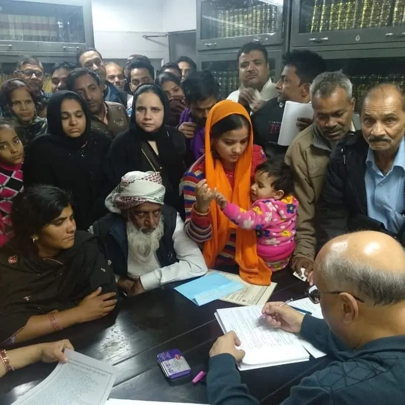 My office is often filled with people who have nowhere else to go. This is a typical day, listening to the problems of workers and families, and preparing their legal petitions. I believe justice should be accessible to everyone, not just those who can afford it.