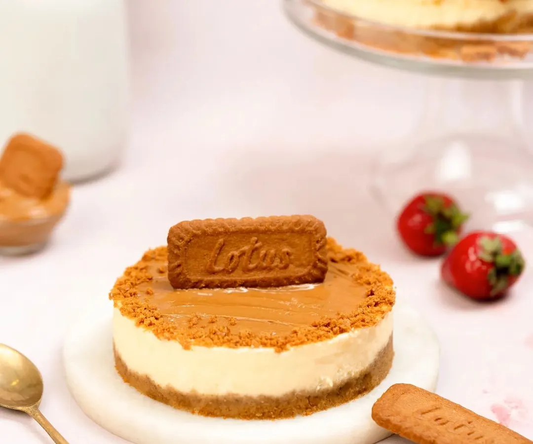 For this Lotus Biscoff cheesecake, the goal was a bright, clean, and airy feel. The minimalist styling with a soft background makes the dessert the hero, perfect for a bakery's social media or online catalogue.