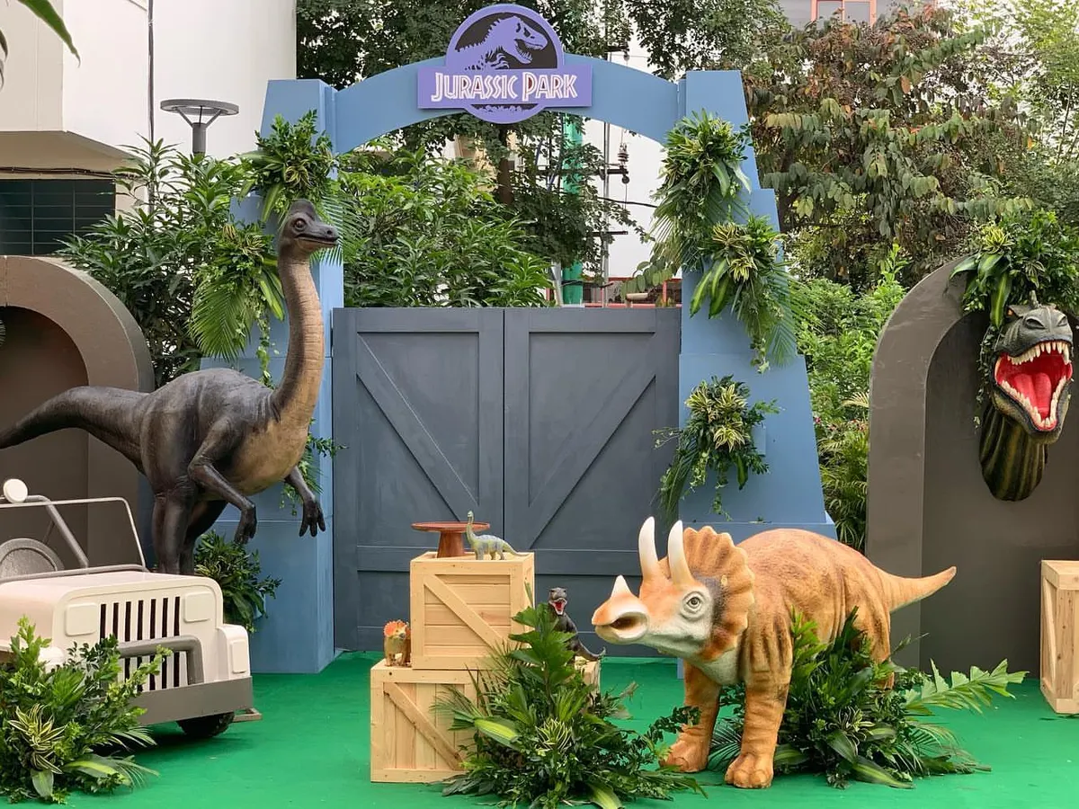 We bring cinematic adventures to life with our iconic Jurassic Park entrance. This large-scale prop, complete with dinosaur models and themed foliage, creates an incredible first impression and a perfect photo spot for any dinosaur-themed party.