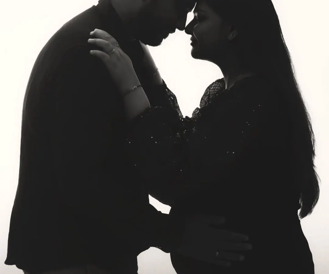 A quiet moment just for the two of you. I use silhouette photography to create powerful and intimate couple portraits that focus purely on your connection before the baby arrives.
