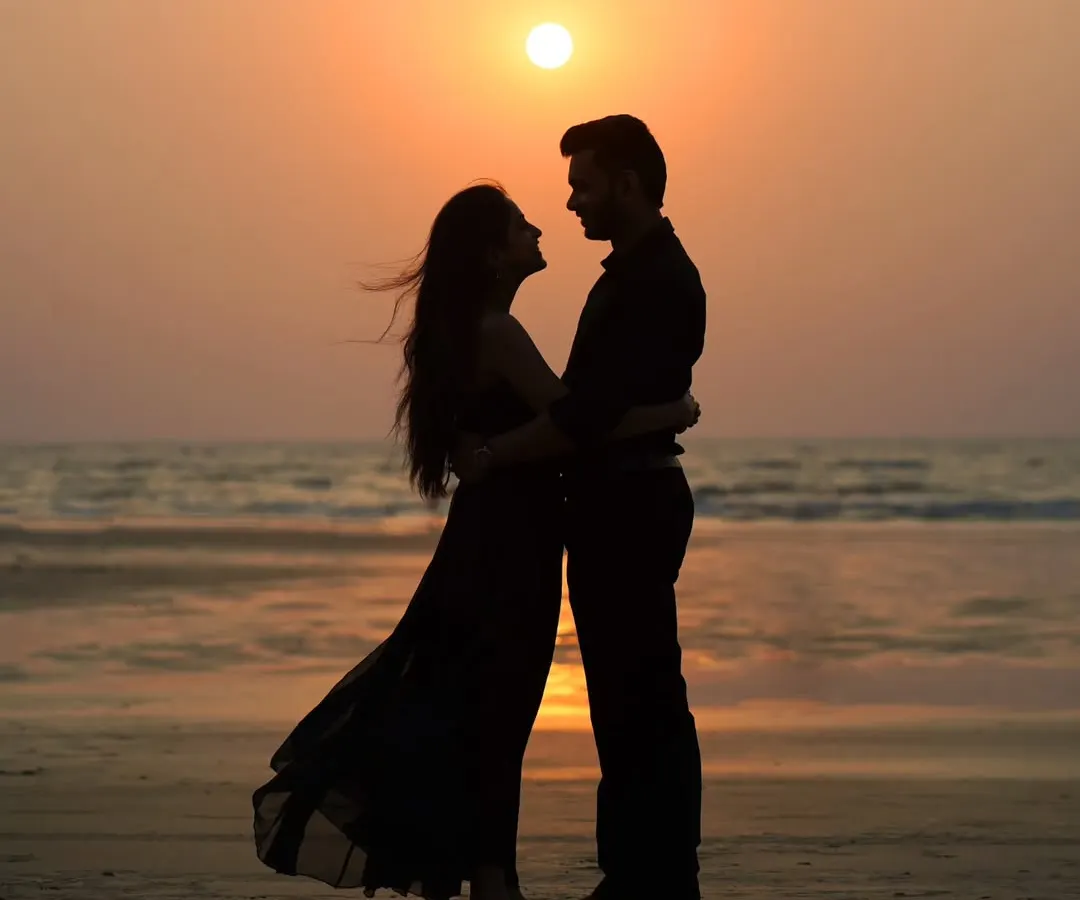 There is nothing more romantic than a sunset silhouette. This classic pre-wedding beach photograph captures the pure connection between Umesh and Janhavi against a golden sky, a timeless symbol of their love story.