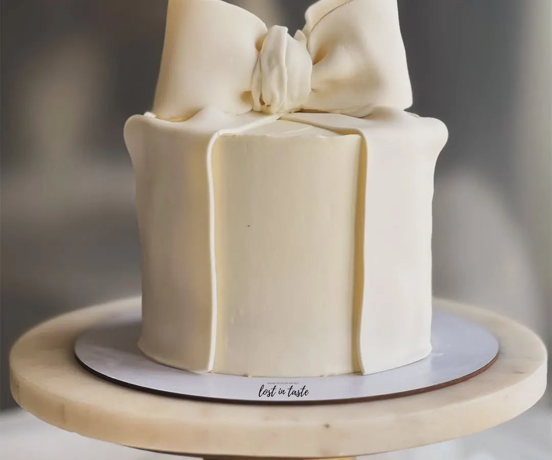 A clean and elegant bow cake, one of my most requested modern designs. The simplicity of the off-white buttercream and the perfectly sculpted bow makes it a statement piece for any occasion.