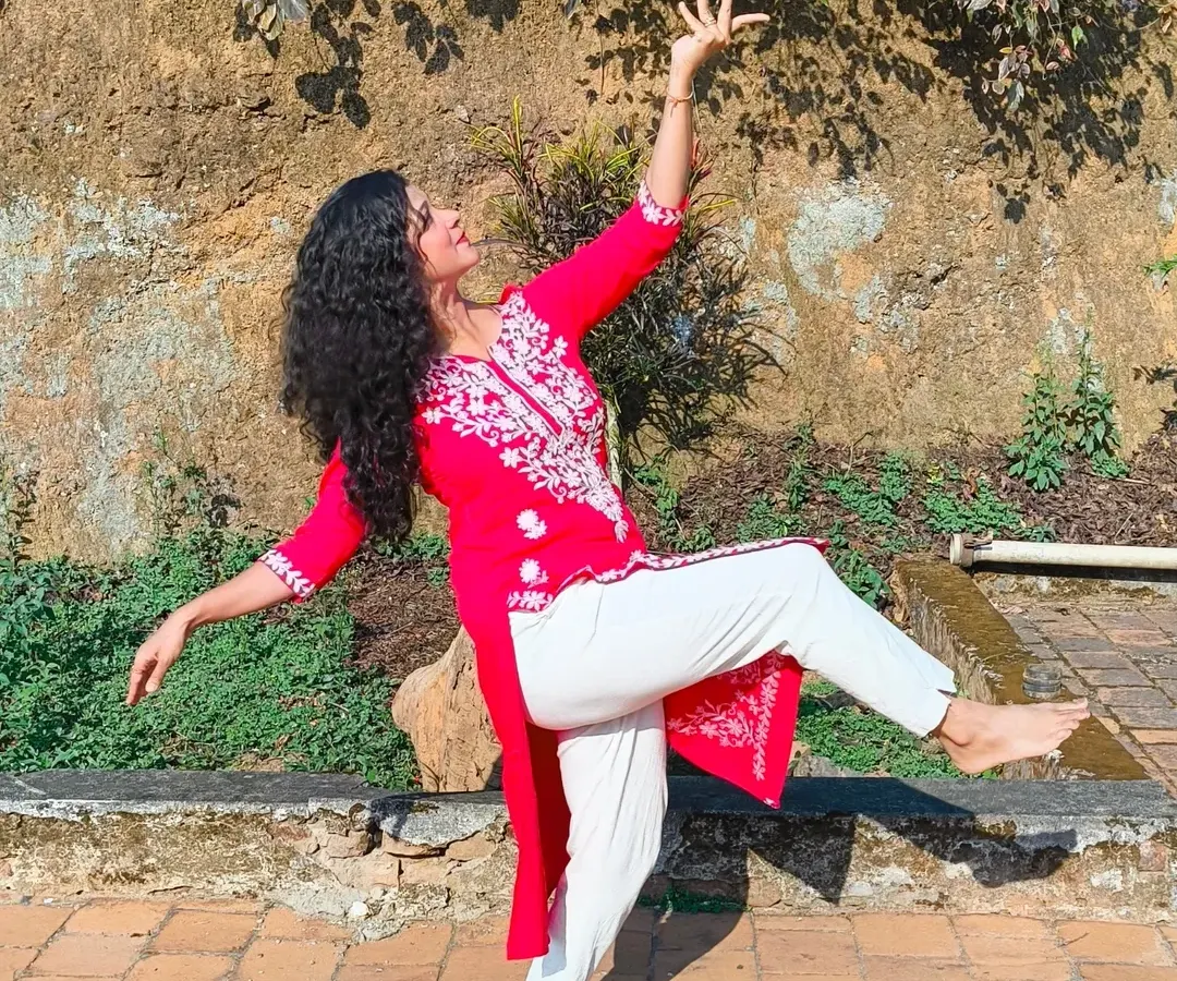 Finding a moment to reconnect with my classical roots in the beautiful outdoors of Coorg. This semi-classical pose, with graceful hand mudras and form, shows the blend of elegance and expression I teach in my fusion classes.