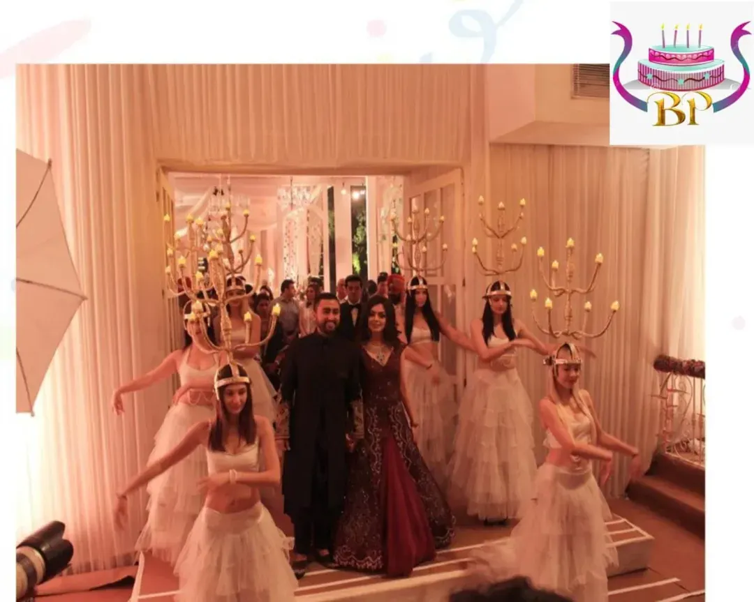 We create unforgettable first impressions with unique welcome experiences. For this luxury event, we organized a grand entrance with choreographed candle dancers wearing custom chandelier headgear, adding a touch of elegance and spectacle.