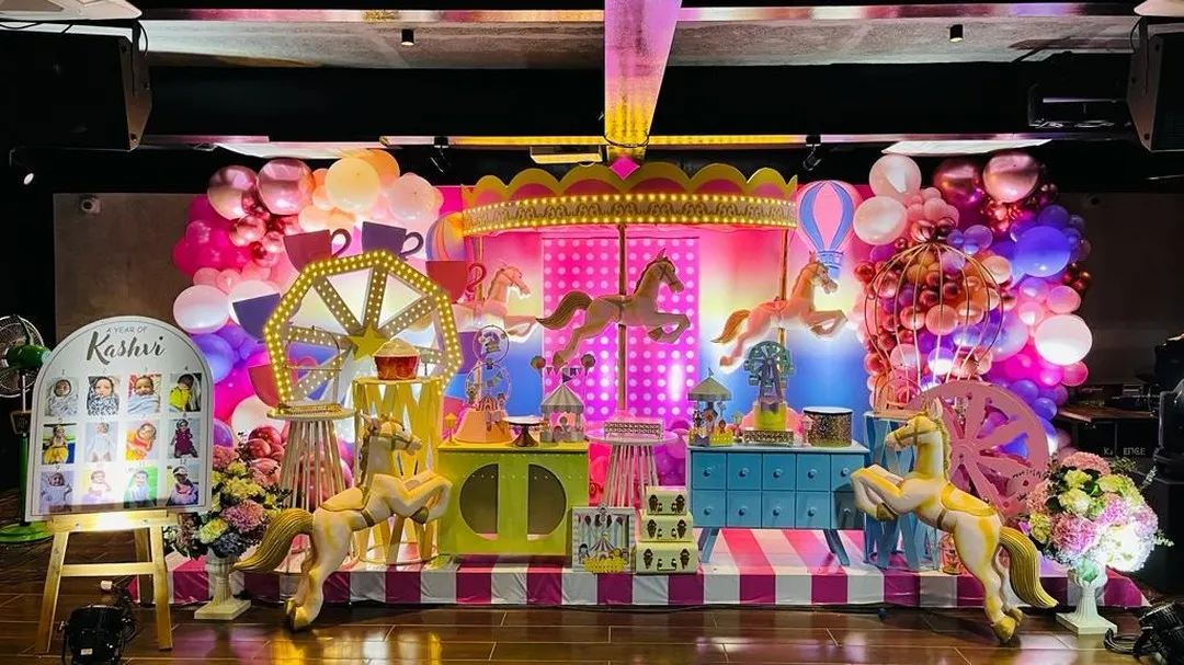 For this grand carnival themed party, I went all out with a custom carousel, vibrant lighting, and life sized horse props. This is an example of a large scale, fully immersive theme that I can build from the ground up.