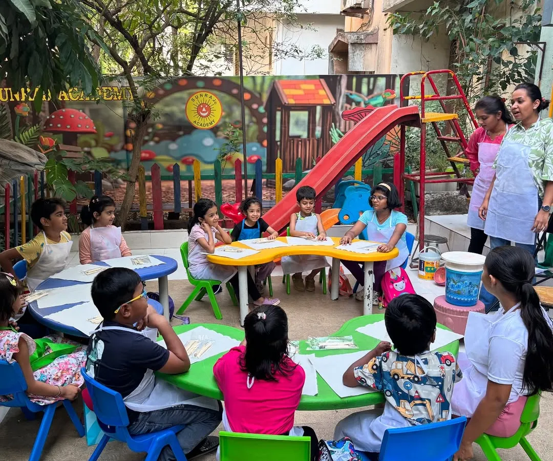 My workshops are all about collaboration and community. Here you can see an outdoor clay modelling session in full swing, where kids learn together in a fun, supportive group setting.
