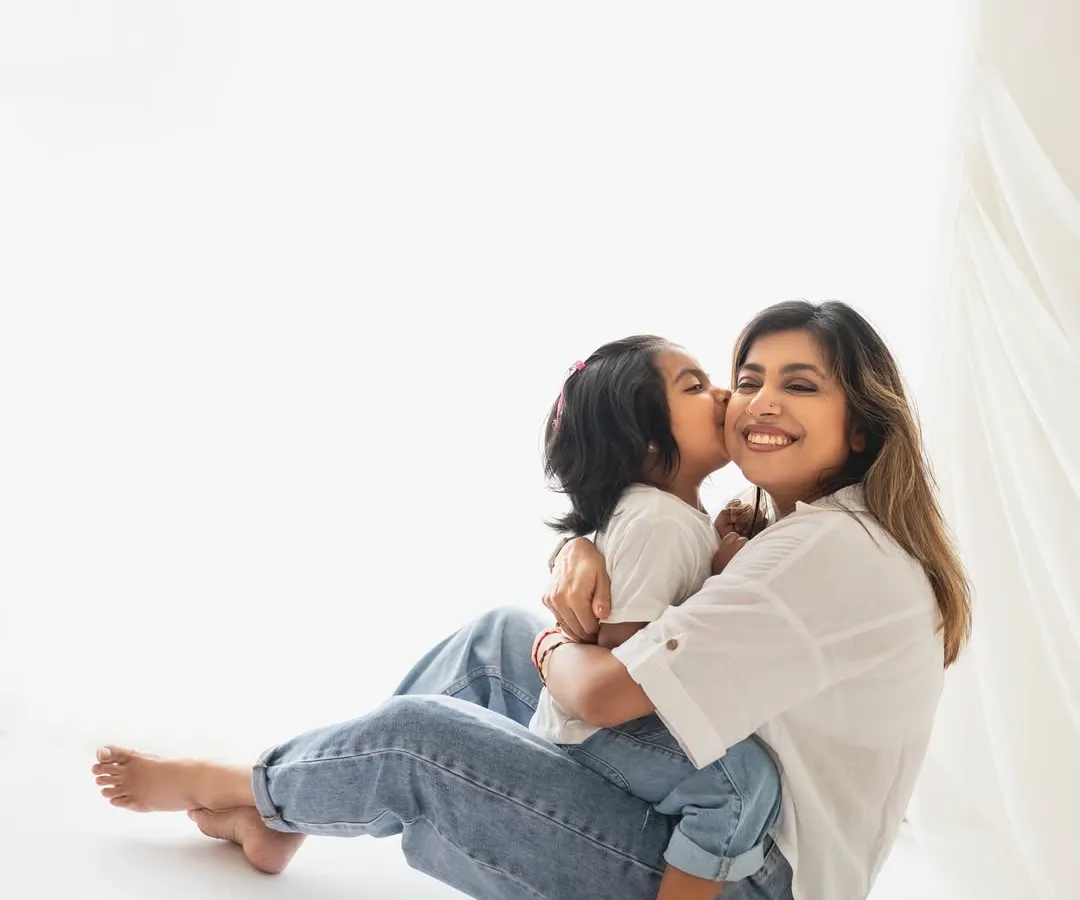 Sometimes, the simplest moments are the most beautiful. A sweet kiss in my bright, airy studio creates a timeless memory. This is part of my minimalist 'Vanilla' style, focusing purely on the love between a mother and her child.